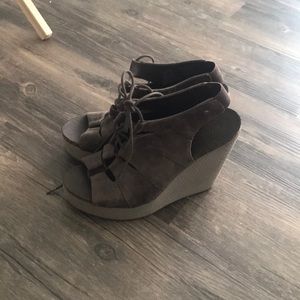 Simply Vera Lace Up Wedge